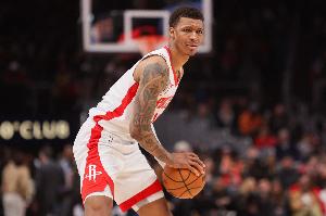 火媒:每个人都在讨论小贾被老詹隔扣 但论半场表现他仅次于东杜