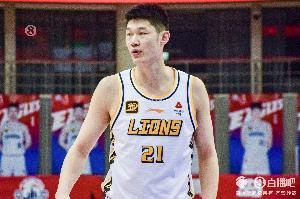 直播吧：初步检查结果显示胡金秋伤情不严重 骨头&韧带都没事