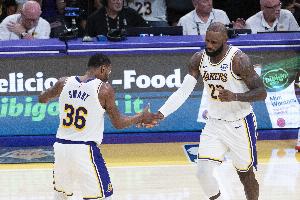 斯玛特:41岁老詹飞扑救球足以说明一切 我们每个人都在努力提升