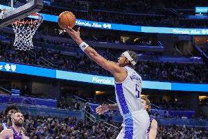 生猛！班凯罗第三节7中6独得15分 三节砍下28分10板