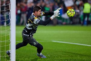 记者:库尔图瓦热身时就已经受伤,上半场一直忍痛作战