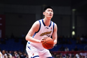 高效稳定！胡金秋半场5中4轻松拿下11分3篮板