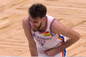 看着就疼!小卡特突破时膝盖顶到小切特 裁判无吹罚&切特回更衣室