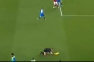 谁干的边裁跑动时撞上在边线热身的药厂替补,狼狈摔到场内