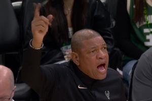 真是猪头啊！老里没有暂停但喊挑战 被罚一球杀死比赛……