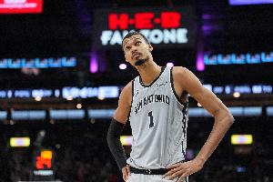 文班：我已经开始考虑季后赛了 但还有比赛要打 我也关心MVP