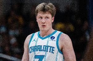 稳健!克尼佩尔23分钟14中8拿到22分 正负值+27