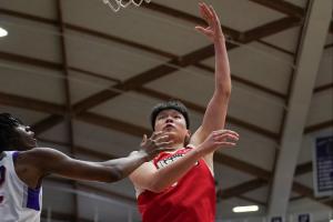 一直被抓掩护！杨瀚森半场仅2分2板2助 出现5次失误+3犯规