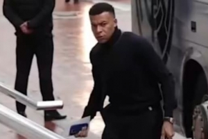 价值3000欧！RMC介绍姆巴佩的迪奥手提包：包上有狙击枪弹孔图案