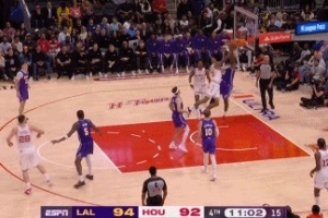 斯普利特点赞!詹姆斯篮下补防直接帽翻小史密斯上篮