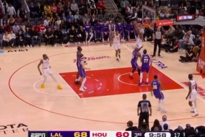 努力追赶！杜兰特送妙传 阿门篮下起飞背筐打中