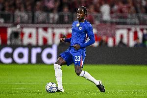 记者：切尔西仍在等待查洛巴的扫描结果，以确定其伤势情况