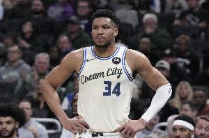 Shams:字母哥已向雄鹿GM及工作人员明确表示 他不会选择赛季报销