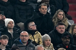 图片报：基米希带家人一同观战拜仁，诺伊尔携妻子观赛