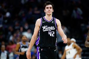 本赛季当雷诺出战30+分钟时 场均18.7分10.3板1.6助 命中率62.4%