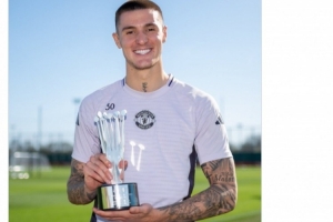 舍什科当选PFA球迷票选英超2月最佳球员,曼联官方晒领奖照祝贺