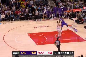 你说这是41岁？詹姆斯机智判断成功抄截 快下一条龙单臂暴扣得手