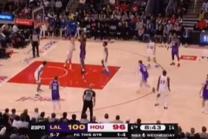 重建优势!詹姆斯吊传艾顿 后者迎着申京翻身跳投打停火箭