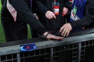 诺阿·朗手指严重割伤!ESPN晒照,工作人员对其受伤的地点检查