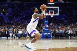 得亏是落后!森萨博半场16分钟17中10砍下23分 其中三分3中2