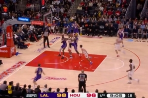 一马平川!詹姆斯反击接球 中路突击大三步上篮得手