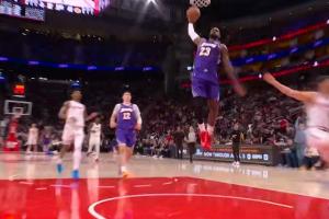 扣爽了！41岁詹姆斯飞速前插 超远滑翔战斧暴扣打停火箭