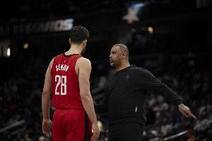 申京回归会让湖人包夹有所顾忌？乌度卡：他能让对手有所忌惮