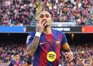 独造5球！世体：拉菲尼亚的表现让人们想起当年梅西的欧冠名场面