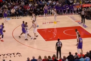 开场手感不错！詹姆斯弧顶借掩护再中三分球 个人第二记