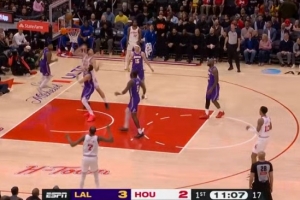 浪费机会！申京篮下晃开防守 但随后空篮上丢