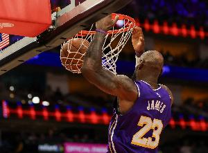 还更能飞了?詹姆斯本赛季出战48场完成77扣篮 上赛季70场71扣