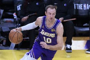 进攻端把握机会!肯纳德半场2中2&三分1中1拿到5分1助1断