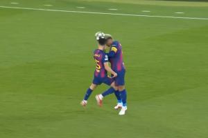 上来就“痛击”队友？阿劳霍与库巴西头部相撞，后者痛苦倒地