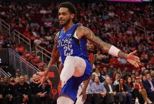 华盛顿谈打中锋：外弹接球制造错位和换防机会 让队友打得更轻松