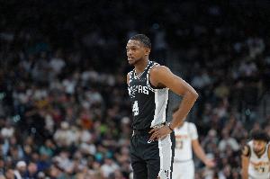 得控制一下失误!福克斯17中8砍下23分7板3助 但出现4失误