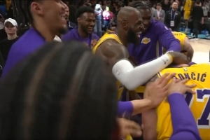 等你再建紫金王朝！赛后全队围着东契奇激情庆祝