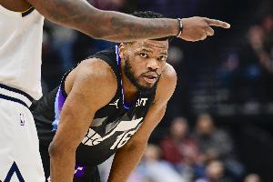 把握机会!哈克莱斯14中7砍下23分10助 两项均为生涯新高