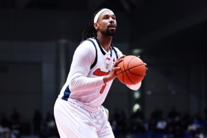 媒体人:萨林杰已经很努力了 但广东男篮在三分线外不断投丢