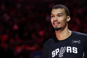 张佳玮：这本该是福克斯投出来的球 文班完成了一个后卫的绝杀