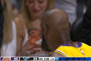 抓紧拍下来！詹姆斯在场边咬牙套调整 场边女球迷拿起手机拍摄