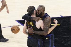 情商拉满里夫斯:暂停时詹姆斯说他不累 我也跟着说我也不累