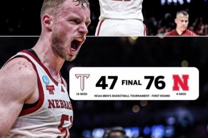 此前八次首轮出局!内布拉斯加大学疯三首胜 10000名球迷现场见证