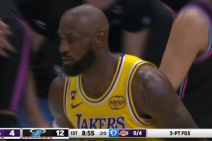 充满电了？詹姆斯接球顺下 腾空而起双手暴扣