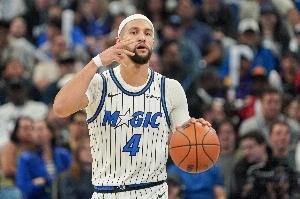 扔牙套了?萨格斯掩护时被对手推搡但裁判无视 愤怒抱怨领技犯