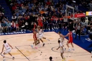 神来之笔!费尔斯运球对抗后脱手 随手一撩球直接掉进篮筐