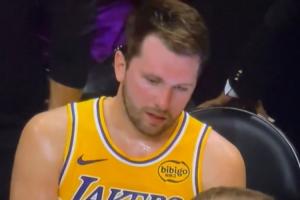 背靠背100分啊!本场怒砍60分的东契奇瘫坐在椅子上:我太TM累了~