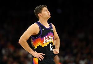 外线有谱！吉莱斯皮半场9中6砍下17分 三分8中5