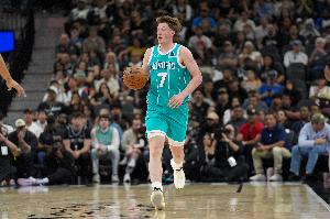 老成！克尼佩尔11中5贡献17分6板4助 三分9中4