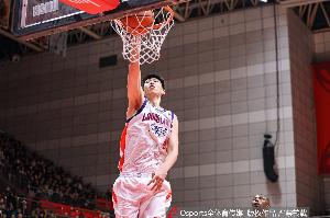 上场就有震慑力！徐昕出战12分钟 5中2拿到6分4板3帽