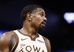 内外开花！梅尔顿半场11中5砍最高14分 三分4中2